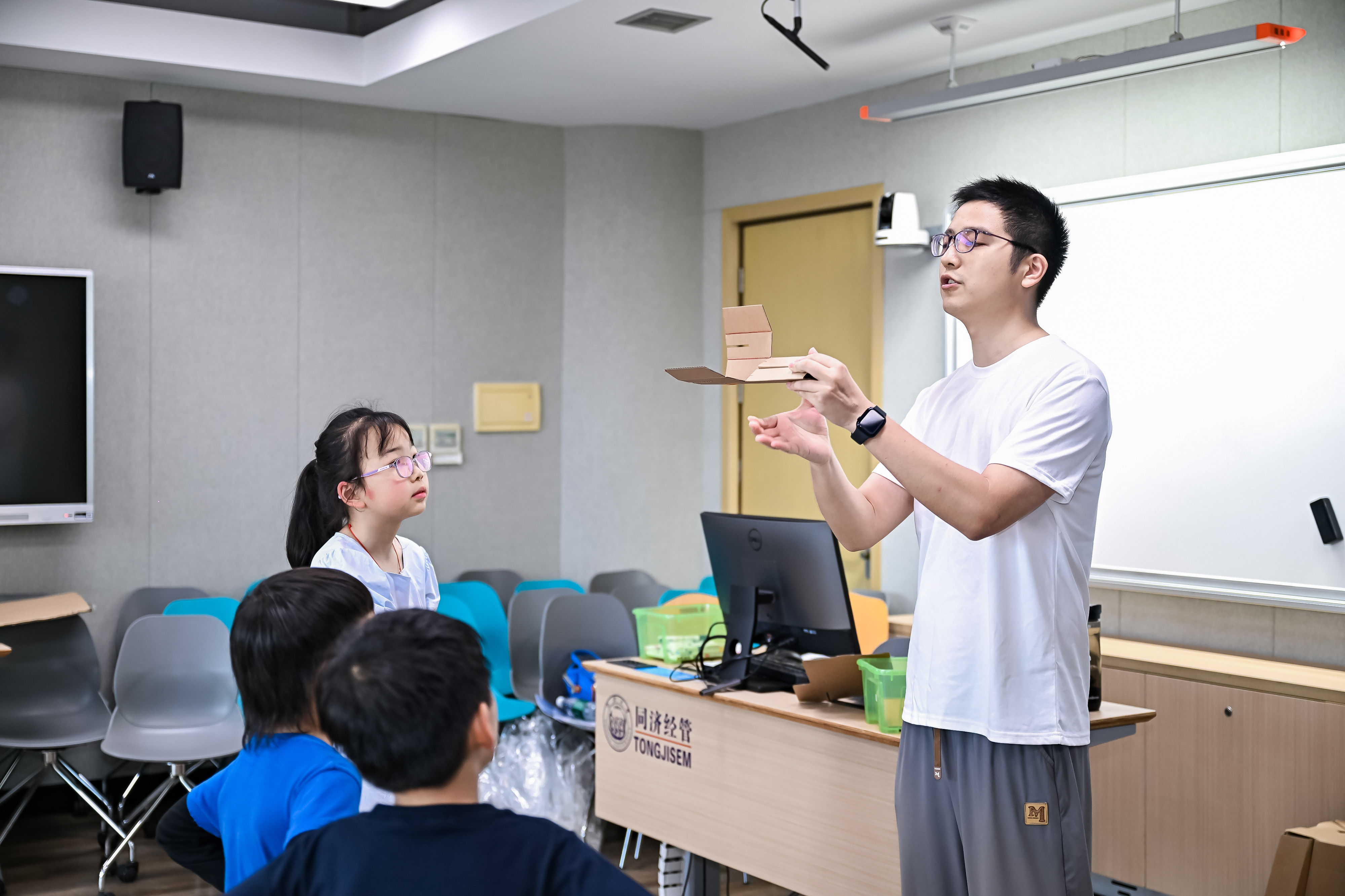 【8月活动】“可以坐的纸板凳“科创体验工作坊